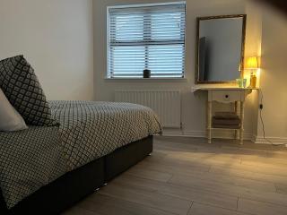 The Coach House 2 - Bedroom Apartment Sleeps 5 - - 2