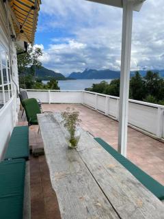 Charmy and Spacious Cabin by the Beach - Ålesund - 0