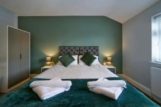 Stunning Two Bedroom Apartment in Denton Manchester by Eason Stays, Ideal For Weekend Getaways & Business Travellers - with Free parking! - Manchester - 5