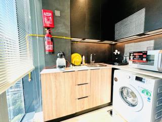 Cloud 9 - Chic Studio Apt with City Views in Regina Tower - Dubai - 3
