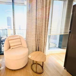 Cloud 9 - Chic Studio Apt with City Views in Regina Tower - Dubai - 5