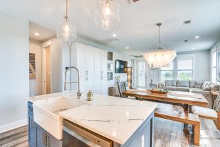 Galveston Getaway with Outdoor Bar Walk to Beach! - Galveston - 2