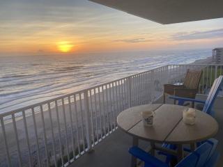 Top floor penthouse with huge balcony oceanfront views located on the no-drive beach! - New Smyrna Beach - 6