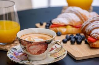 Yellow house with private parking - 6