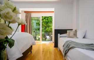 Yellow house with private parking - 4