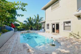 Riverfront Luxury Pool & Hot Tub fishing paradise near beaches Mets Stadium - River Park - 1