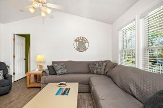 9th Street Sandy Feet by Oak Island Accommodations - Oak Island - 4