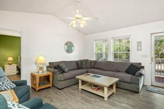 9th Street Sandy Feet by Oak Island Accommodations - Oak Island - 1