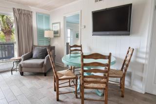 Two Bedroom Two Queen and One King, Sleeps 6 - 6