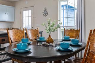 Deep Blue Yonder - Ping-pong! Bikes! Games! Cute and cozy 3-bed, 2-bath home in the heart of Crystal Beach! - Crystal Beach - 1