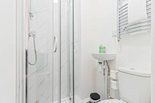 Suite #3 - Central Location - Private Ensuite, Smart TV, Fast Wifi by Yoko Property - Redcar - 7