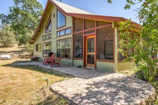 Hilltop Haven- Bright and Modern Cabin w/ hot tub and stunning views - Oakhurst - 2