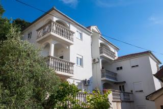 Apartments Branko - Tisno - 0