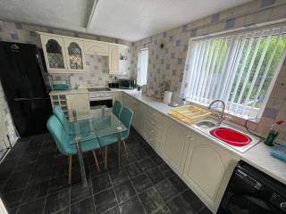 KAMPA'S Spacious 2 Bed House in DY4 for any Term - 2