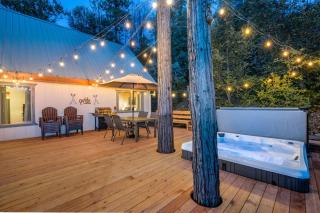 Lakeview Lodge w/ Boat slip, hot tub, lake views - Bass Lake - 9