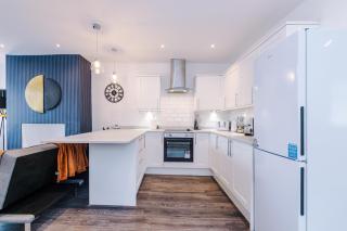 NEW! Spacious 3-bed house in Manchester by 53 Degrees Property, Ideal for Business & Contractors - Sleeps 9! - 1