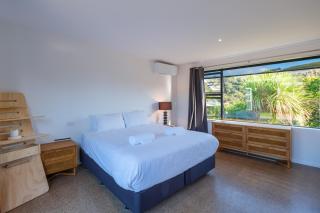 Wharetana Bay Villa with private walkway to beach! - Te Whau Bay - 6