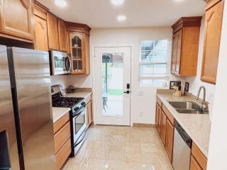 Beautiful Encino House with Backyard, Deck & Patio - Encino - 2