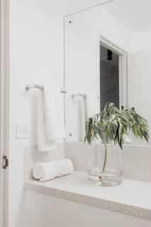 Battery Point retreat with river views - 6