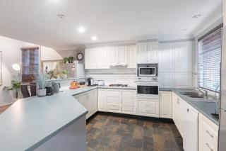 Spacious Quadruple Room - Nearby Station and Park - Close to Chinatown - Shared Bathroom - Sydney - 3