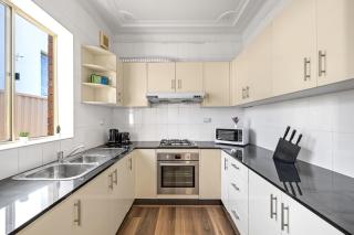 Bright Double Room - Nearby Shops & Eateries - Shared Bathroom - Sydney - 2