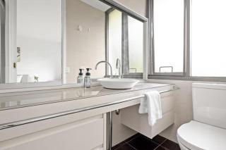 Luminous Ensuite Queen Room - Centrally Located - Pymble - 6