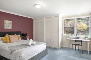 Spacious Queen Ensuite Room - Centrally Located - Pymble - 1