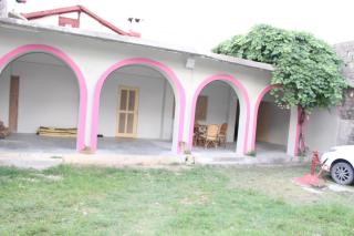 4 Kanal Entire Private Guest House with 2 Bedrooms attached Bathrooms and Kitchen and Lawn - Bālākot - 9