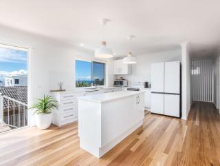 Coastal Home, 500m Walk to Hospital with Ocean Views - Kingscliff - 7