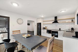 5 Min Stroll into Town Centre - No Hills - 9