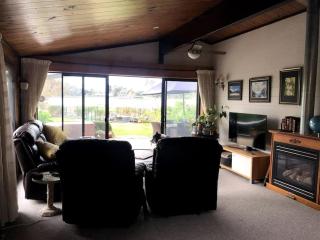 Lakeside Retreat - Hamilton - 8