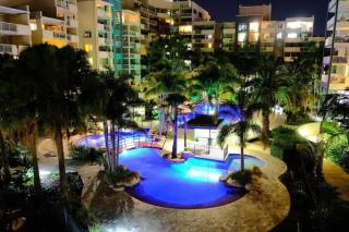Retro Chic Vibes, Tropical Pool & Prime Location - 2