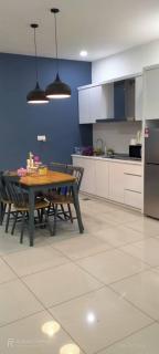 OPAHOME SWISS GARDEN RESIDENCE 2BDRM Family Suite with Pool View - Kuantan - 9
