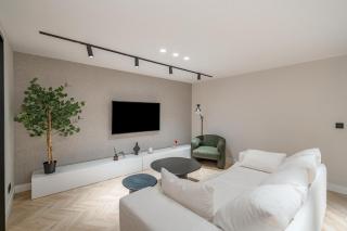 Location, Luxury & Style Best 5Bed in Madrid - 8