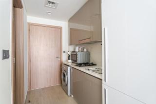 Lux Apartment with a Pool, Gym & Private Balcony - Dubai - 3