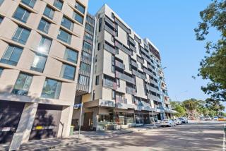 Compact studio walk to Victoria Market - 0