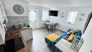 ABOVE PORTHMINSTER BEACH - "St James Rest" is a SUPER STYLISH PRIVATE APARTMENT - 2 mins walk Main Car Park & Station - 8