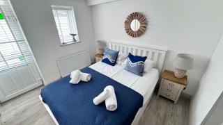 ABOVE PORTHMINSTER BEACH - "St James Rest" is a SUPER STYLISH PRIVATE APARTMENT - 2 mins walk Main Car Park & Station - 1