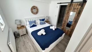 ABOVE PORTHMINSTER BEACH - "St James Rest" is a SUPER STYLISH PRIVATE APARTMENT - 2 mins walk Main Car Park & Station - 2