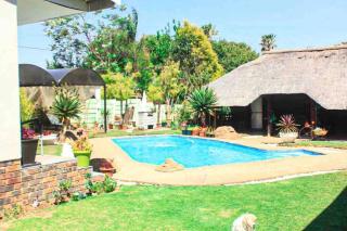 Elegant Poolside Retreat 2-Bed Luxury Guesthouse - Newcastle - 7
