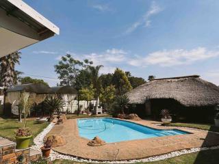 Elegant Poolside Retreat 2-Bed Luxury Guesthouse - Newcastle - 5