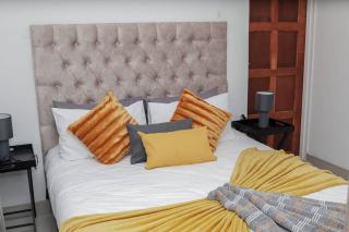 Elegant Poolside Retreat 2-Bed Luxury Guesthouse - Newcastle - 4