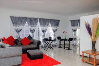 Elegant Poolside Retreat 2-Bed Luxury Guesthouse - Newcastle - 3