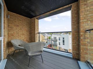 Spacious Apartment in Addlestone with Free Parking- Pass the Keys - 4