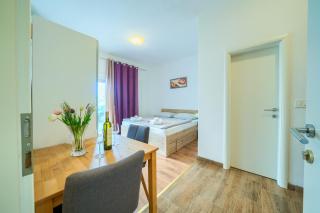 Cozy New Apartments with Private Pool Podstrana - Podstrana - 4