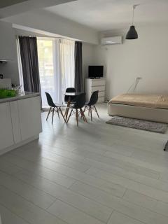 Ryan's Studio - Mamaia - 2