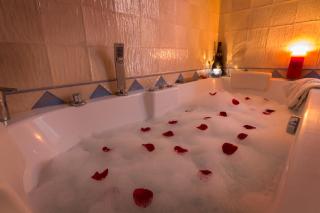 romantic house for 2 or 4 people with jacuzzi - - 9