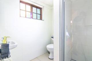 Executive suite with full kitchen & lounge - 6