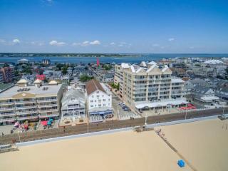Family House with Bayview Walk to the Beach & Boardwalk - 4