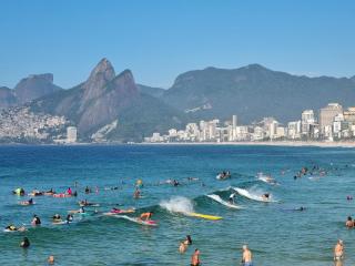 Quarto Deluxe e banheiro privativo c vista livre e perto das PRAIAS IPANEMA LEBLON ARPOADOR COPACABANA e do CRISTO REDENTOR do BONDINHO PÃO AÇUCAR ETC Chegando mais cedo que o Check-in do meio-dia, deixe suas malas, idem no Check-out das 10h manhã - 8